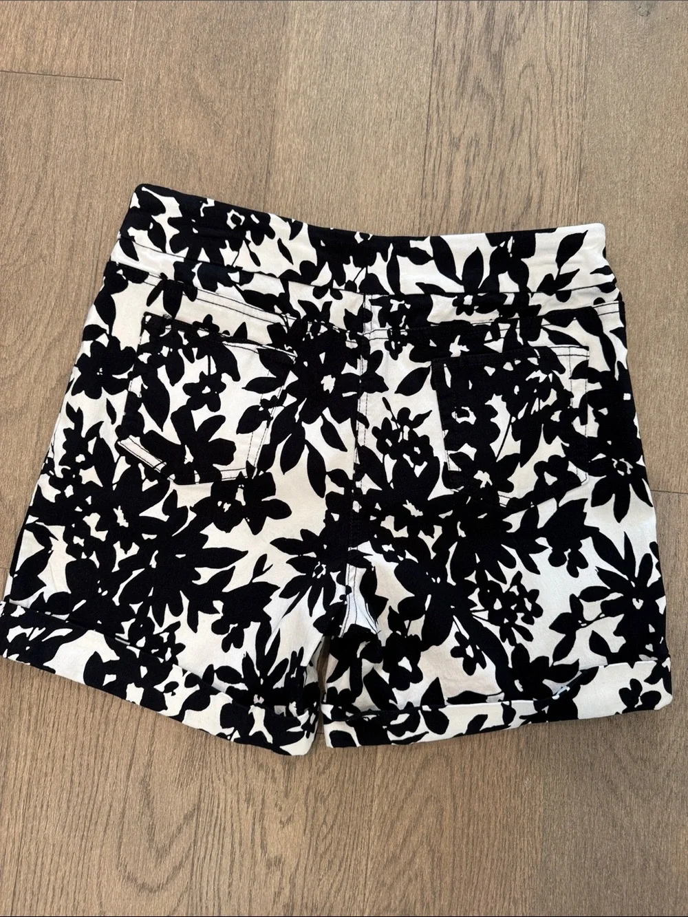 Soft Surroundings Shorts Black‎ White Floral Cuffed Hem Women’s Medium Pockets